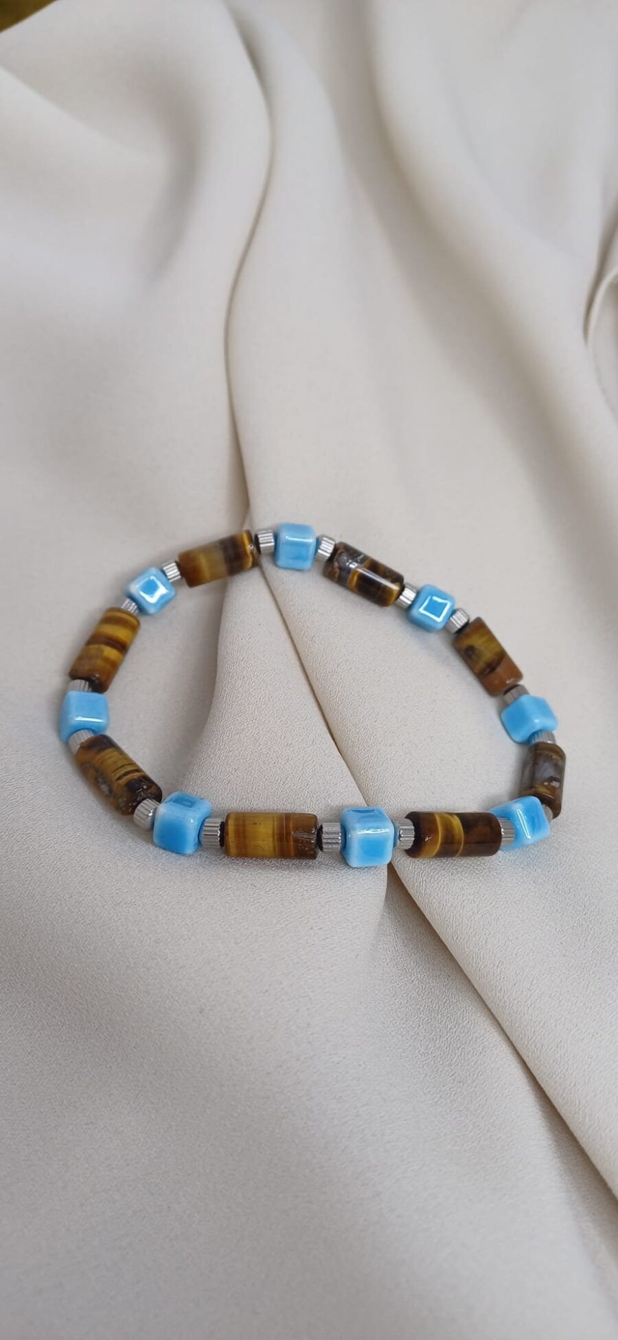 Bracciale artigianale in pietre colorate con elastico - immagine 2