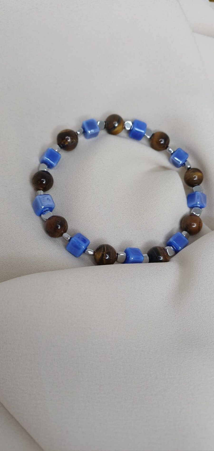 Bracciale artigianale in pietre colorate con elastico