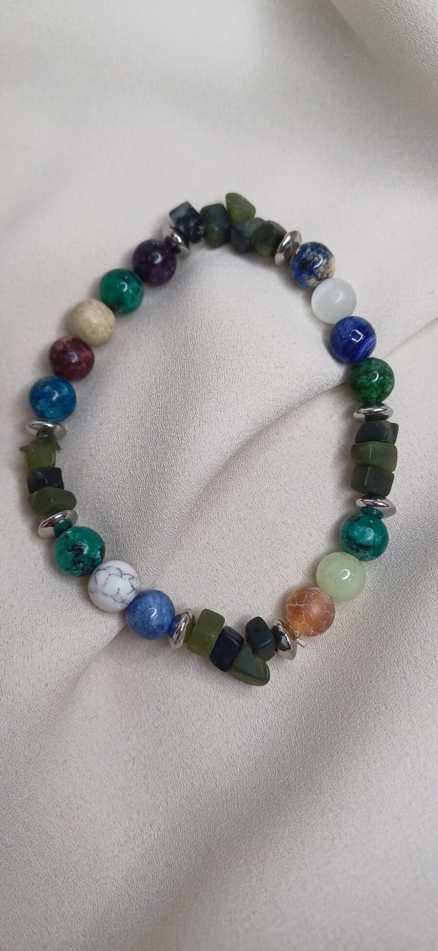 Bracciale artigianale in pietre colorate con elastico