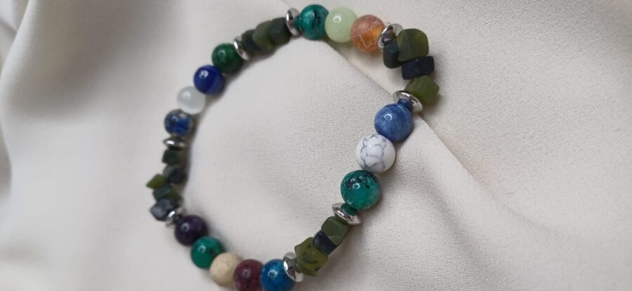 Bracciale artigianale in pietre colorate con elastico - immagine 2