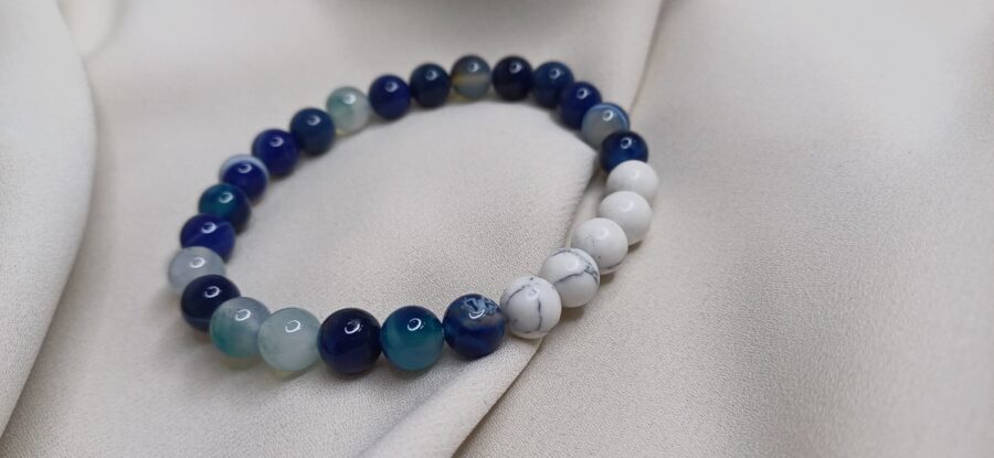 Bracciale artigianale in pietre colorate con elastico - immagine 2