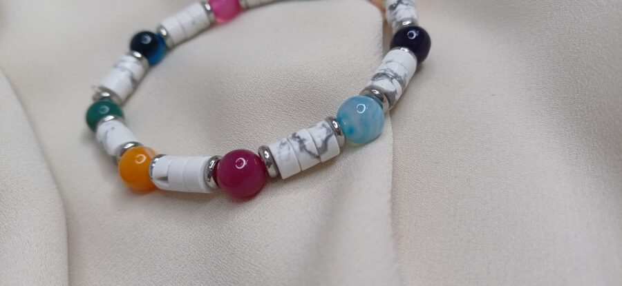 Bracciale artigianale in pietre colorate con elastico - immagine 2