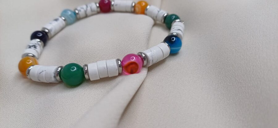 Bracciale artigianale in pietre colorate con elastico - immagine 4