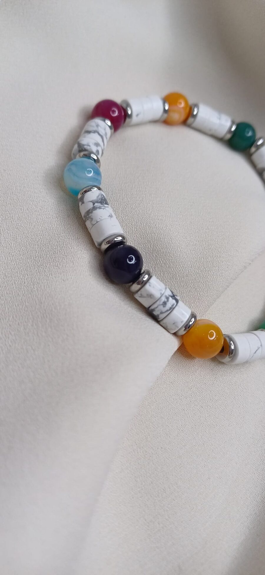Bracciale artigianale in pietre colorate con elastico - immagine 3