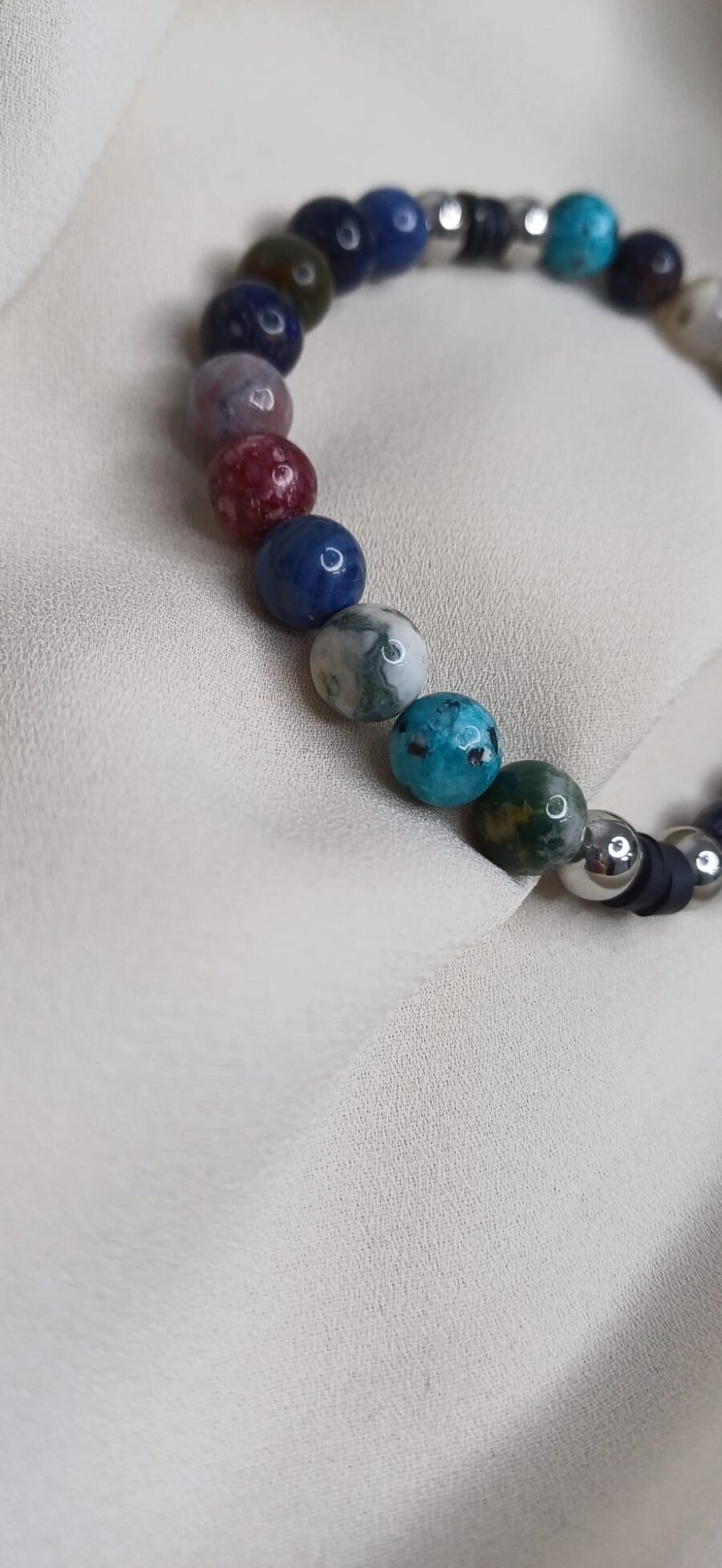 Bracciale artigianale in pietre colorate con elastico - immagine 3