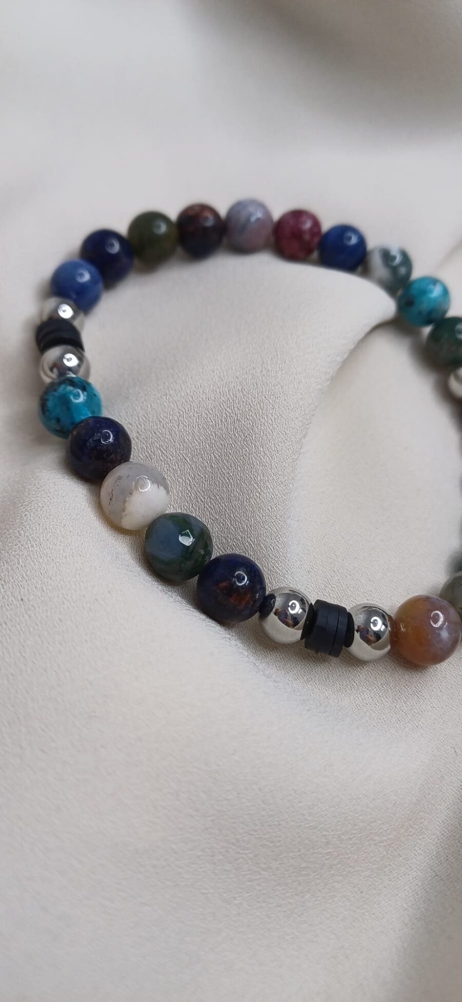 Bracciale artigianale in pietre colorate con elastico - immagine 2