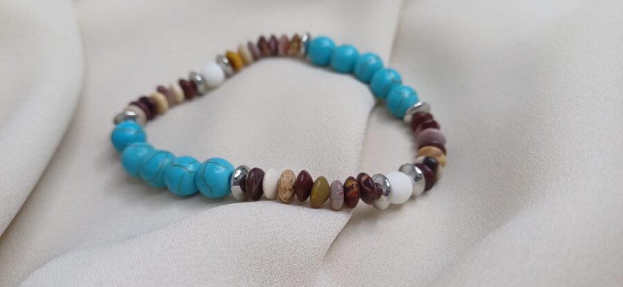 Bracciale artigianale in pietre colorate con elastico - immagine 2