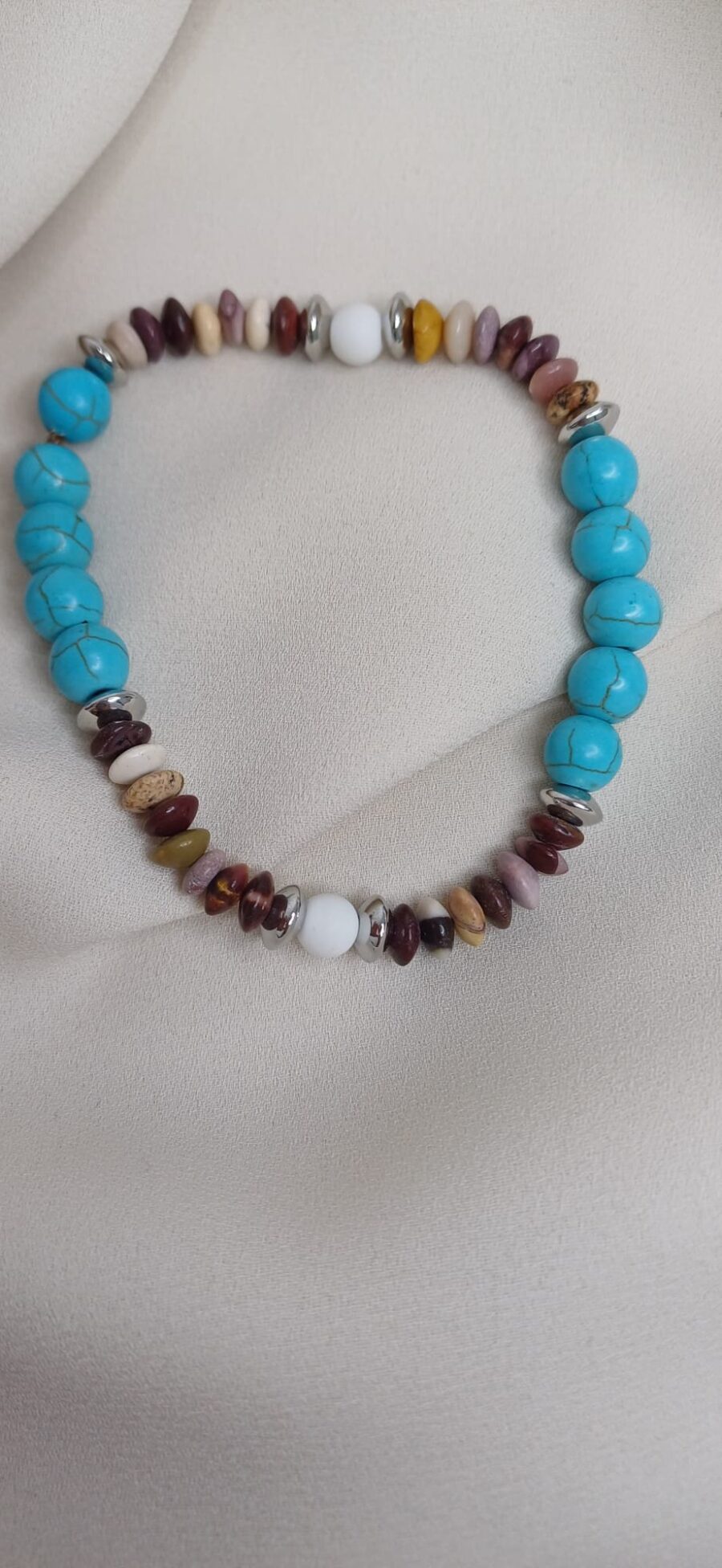 Bracciale artigianale in pietre colorate con elastico