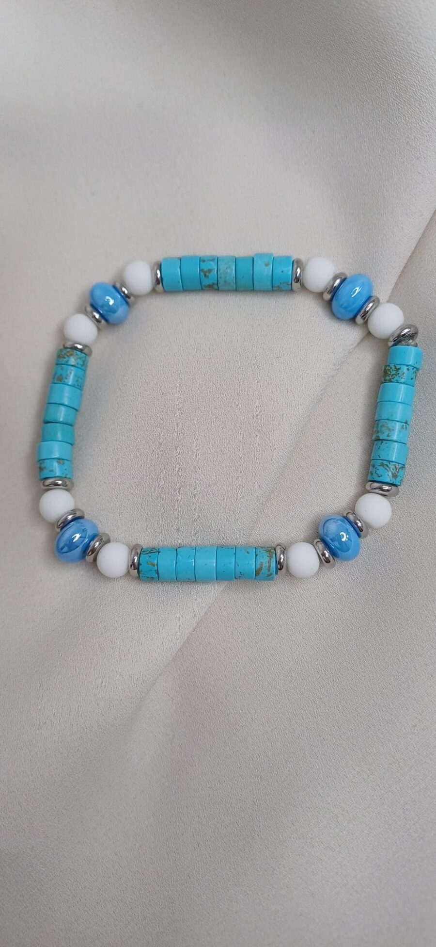 Bracciale artigianale in pietre colorate con elastico