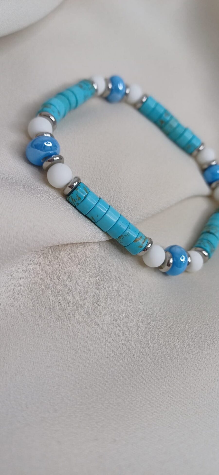 Bracciale artigianale in pietre colorate con elastico - immagine 2