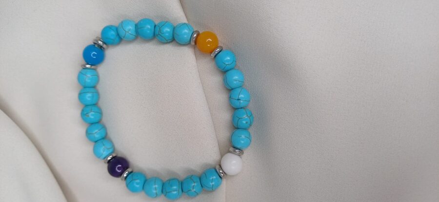 Bracciale artigianale in pietre colorate con elastico - immagine 3