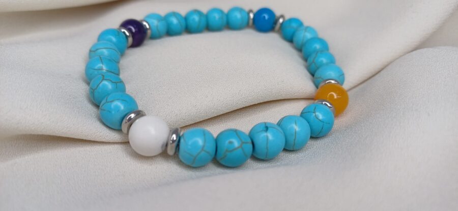 Bracciale artigianale in pietre colorate con elastico - immagine 2