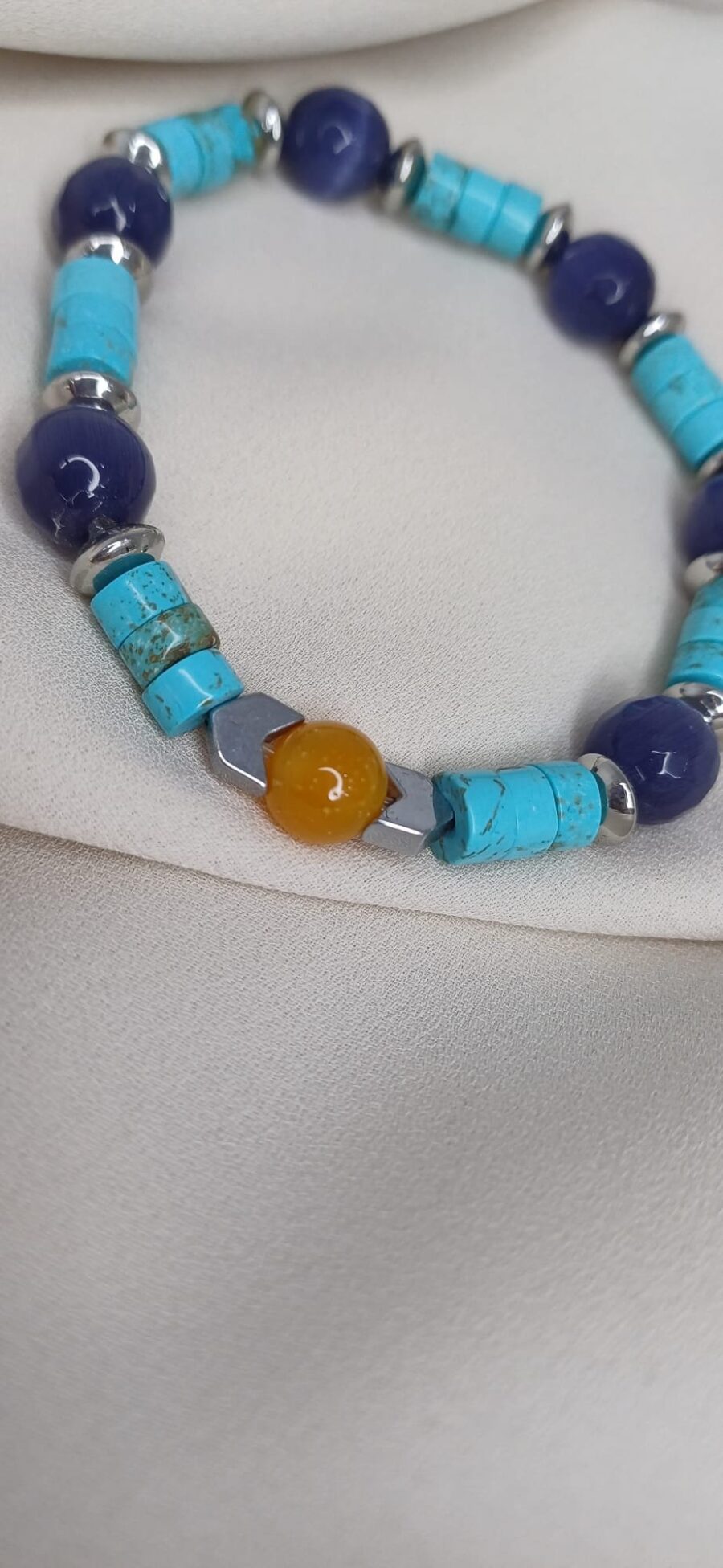 Bracciale artigianale in pietre colorate con elastico - immagine 2
