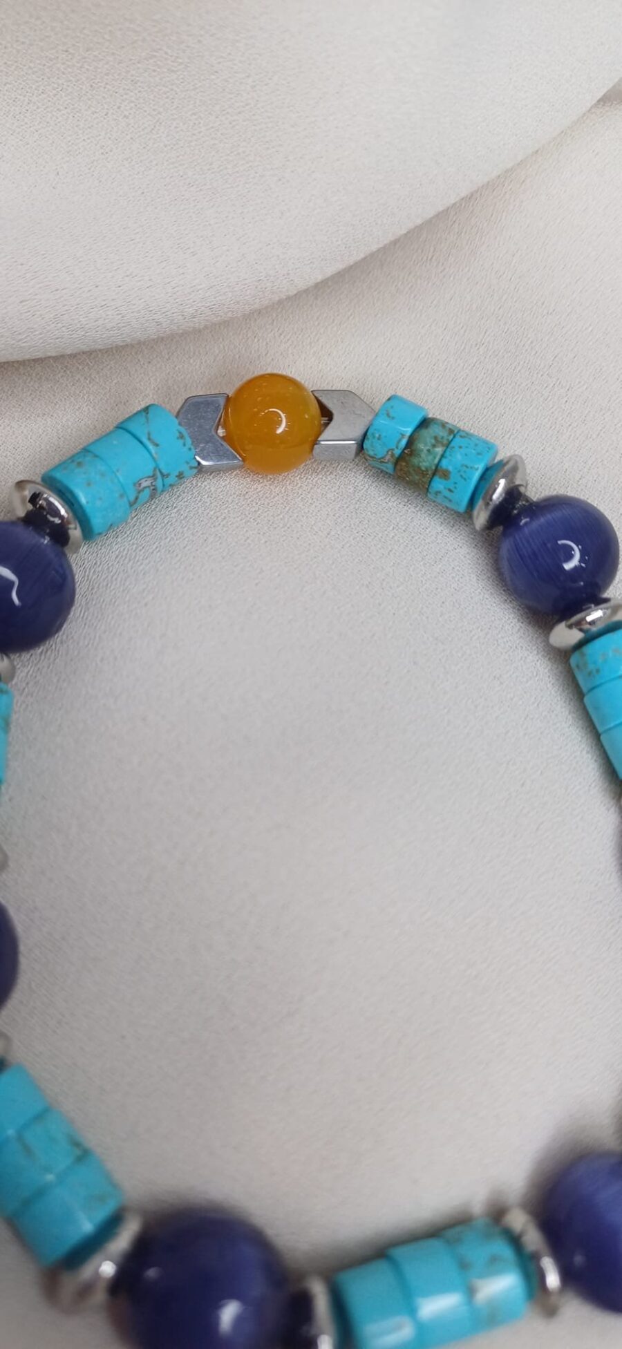 Bracciale artigianale in pietre colorate con elastico - immagine 3