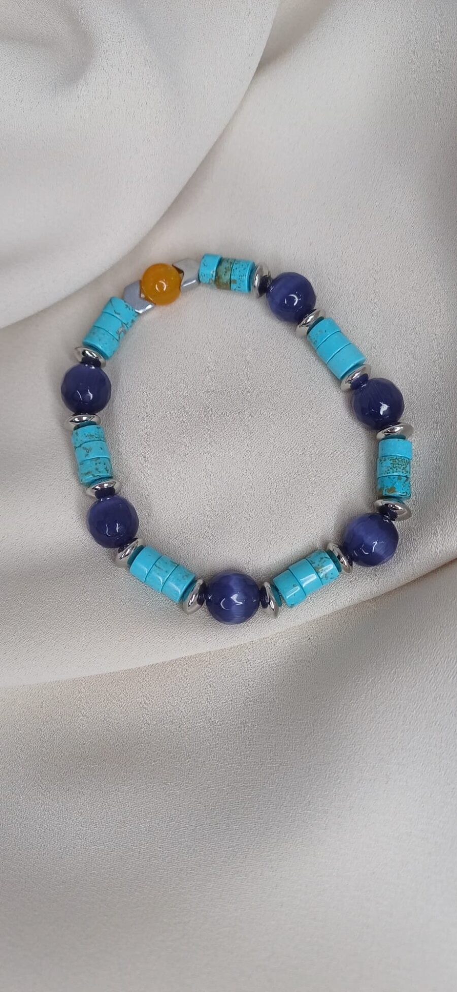 Bracciale artigianale in pietre colorate con elastico