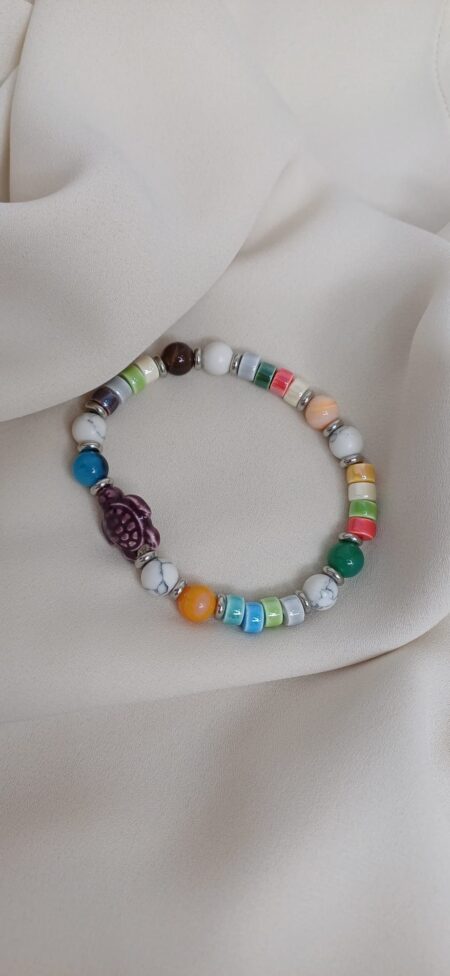 Bracciale artigianale in pietre colorate con elastico arricchito da charm