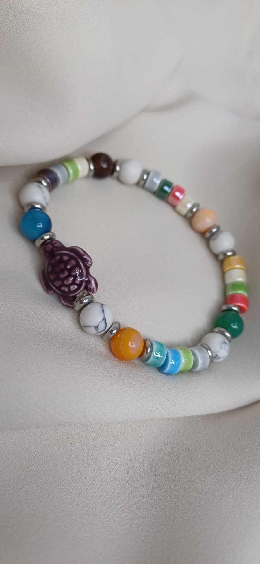 Bracciale artigianale in pietre colorate con elastico arricchito da charm - immagine 3