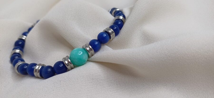 Bracciale artigianale in pietre colorate con elastico - immagine 3