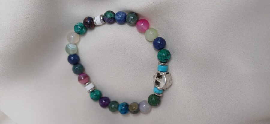 Bracciale artigianale in pietre colorate con elastico arricchito da charm - immagine 2