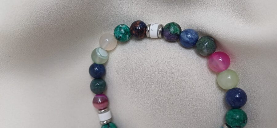 Bracciale artigianale in pietre colorate con elastico arricchito da charm - immagine 3