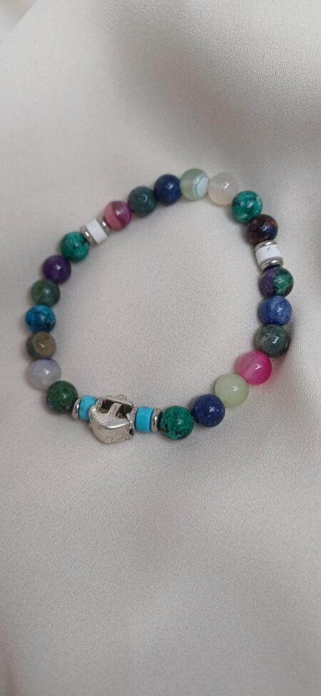 Bracciale artigianale in pietre colorate con elastico arricchito da charm