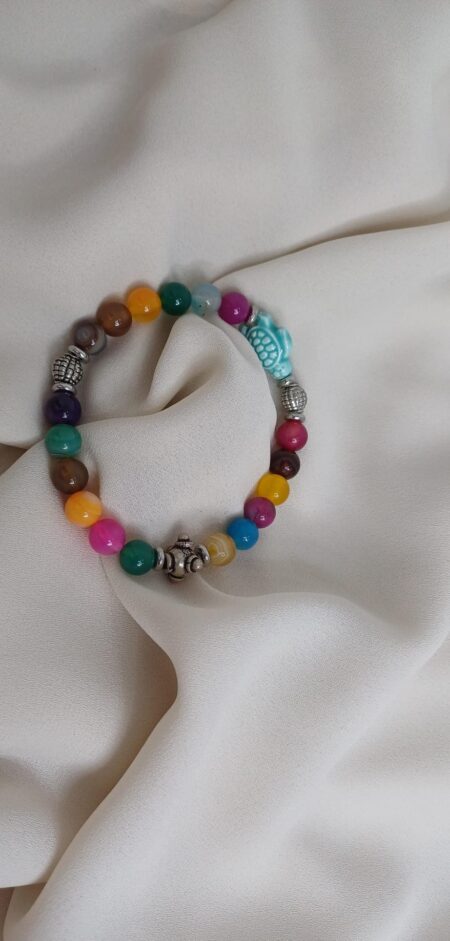 Bracciale artigianale in pietre colorate con elastico arricchito da charm