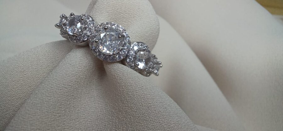 Anello color argento con cinque grandi pietre con taglio rotonde, regolabile - immagine 3