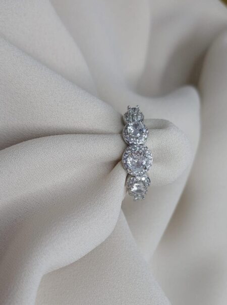 Anello con cinque grandi pietre con taglio rotonde color argento