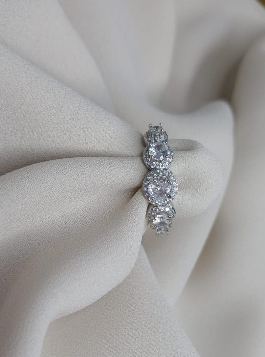 Anello color argento con cinque grandi pietre con taglio rotonde, regolabile