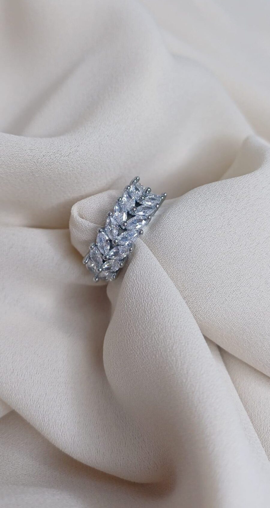 Anello regolabile impreziosito da delicati cristalli swarovski a forma di foglia color argento - immagine 2