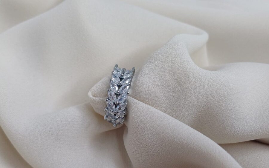 Anello regolabile impreziosito da delicati cristalli swarovski a forma di foglia color argento - immagine 3
