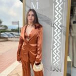 Tailleur aml luxury in raso. composto da tre pezzi -giacca-top e pantalone. questo completo offre una silhouette impeccabile. - immagine 3