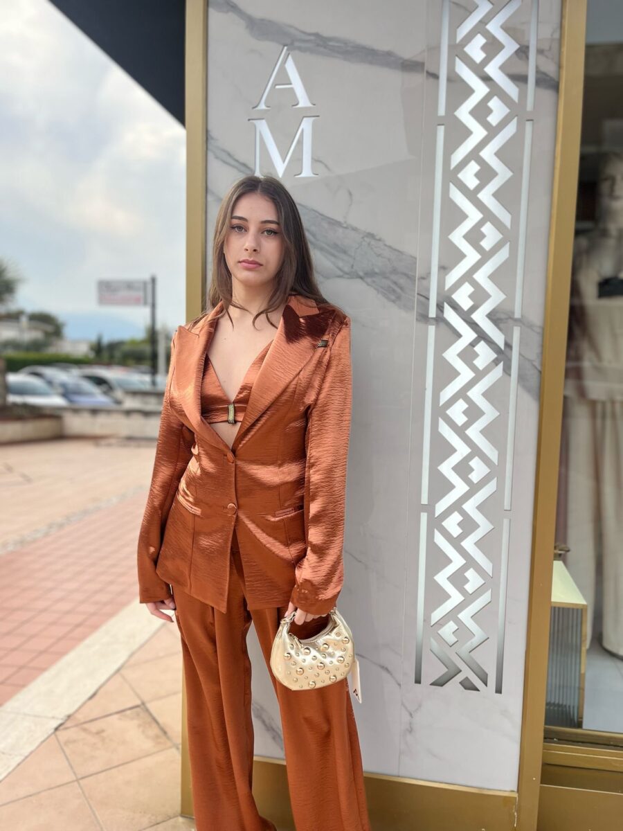 Tailleur aml luxury in raso. composto da tre pezzi -giacca-top e pantalone. questo completo offre una silhouette impeccabile. - immagine 2