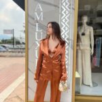 Tailleur aml luxury in raso. composto da tre pezzi -giacca-top e pantalone. questo completo offre una silhouette impeccabile. - immagine 4