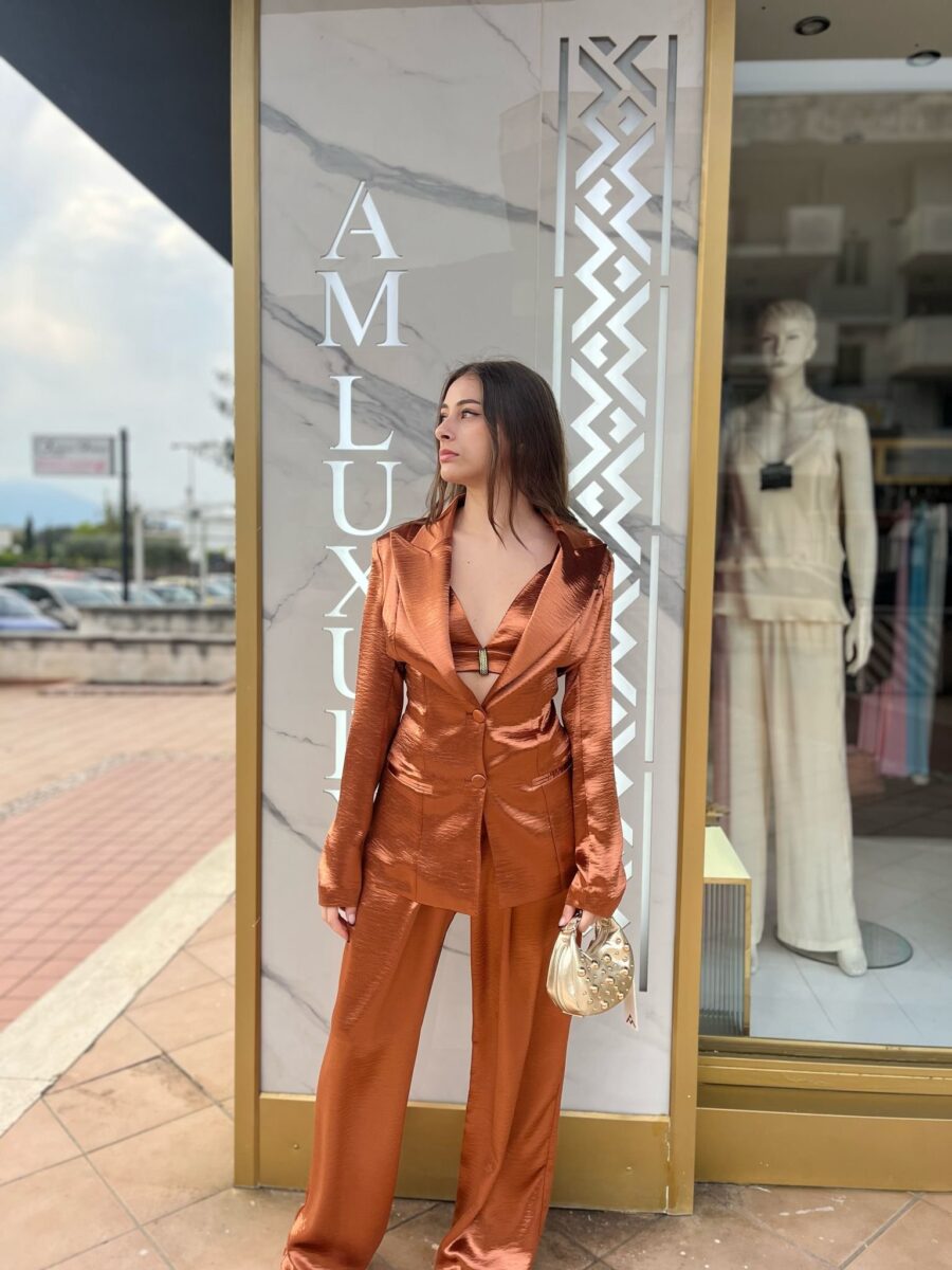 Tailleur aml luxury in raso. composto da tre pezzi -giacca-top e pantalone. questo completo offre una silhouette impeccabile. - immagine 3
