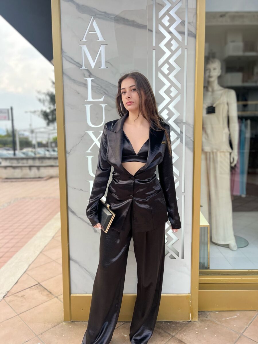 Tailleur aml luxury in raso. composto da tre pezzi -giacca-top e pantalone. questo completo offre una silhouette impeccabile. - immagine 4
