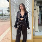 Tailleur aml luxury in raso. composto da tre pezzi -giacca-top e pantalone. questo completo offre una silhouette impeccabile. - immagine 2