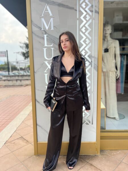 Tailleur aml luxury in raso. composto da tre pezzi -giacca-top e pantalone. questo completo offre una silhouette impeccabile.