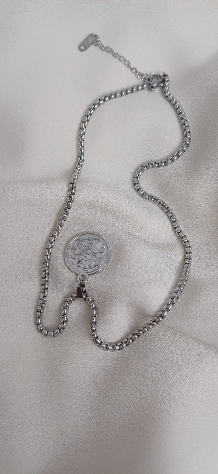 Collana color argento con ciondolo stile moneta double-face in stile vintage