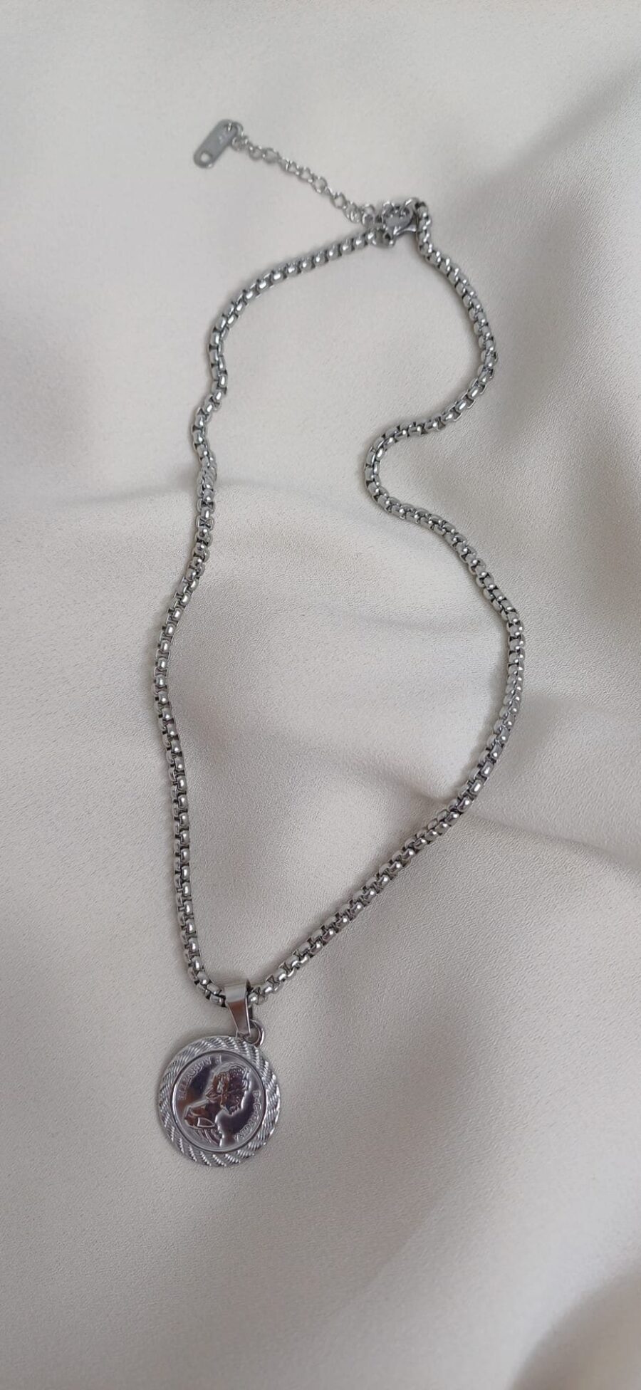 Collana color argento con ciondolo stile moneta double-face in stile vintage - immagine 2