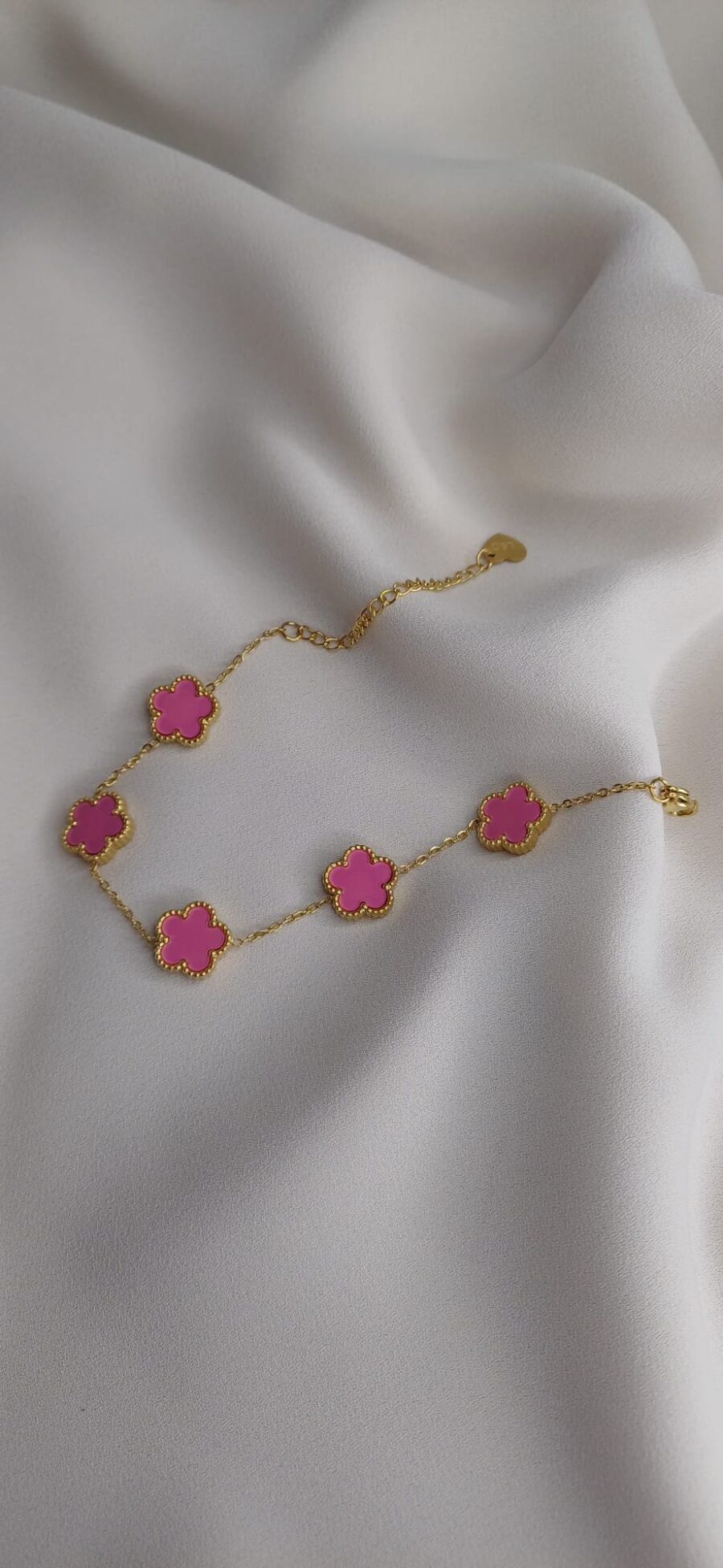 Bracciale color oro con ciondoli floreali rosa lucido, chiusura regolabile - immagine 6
