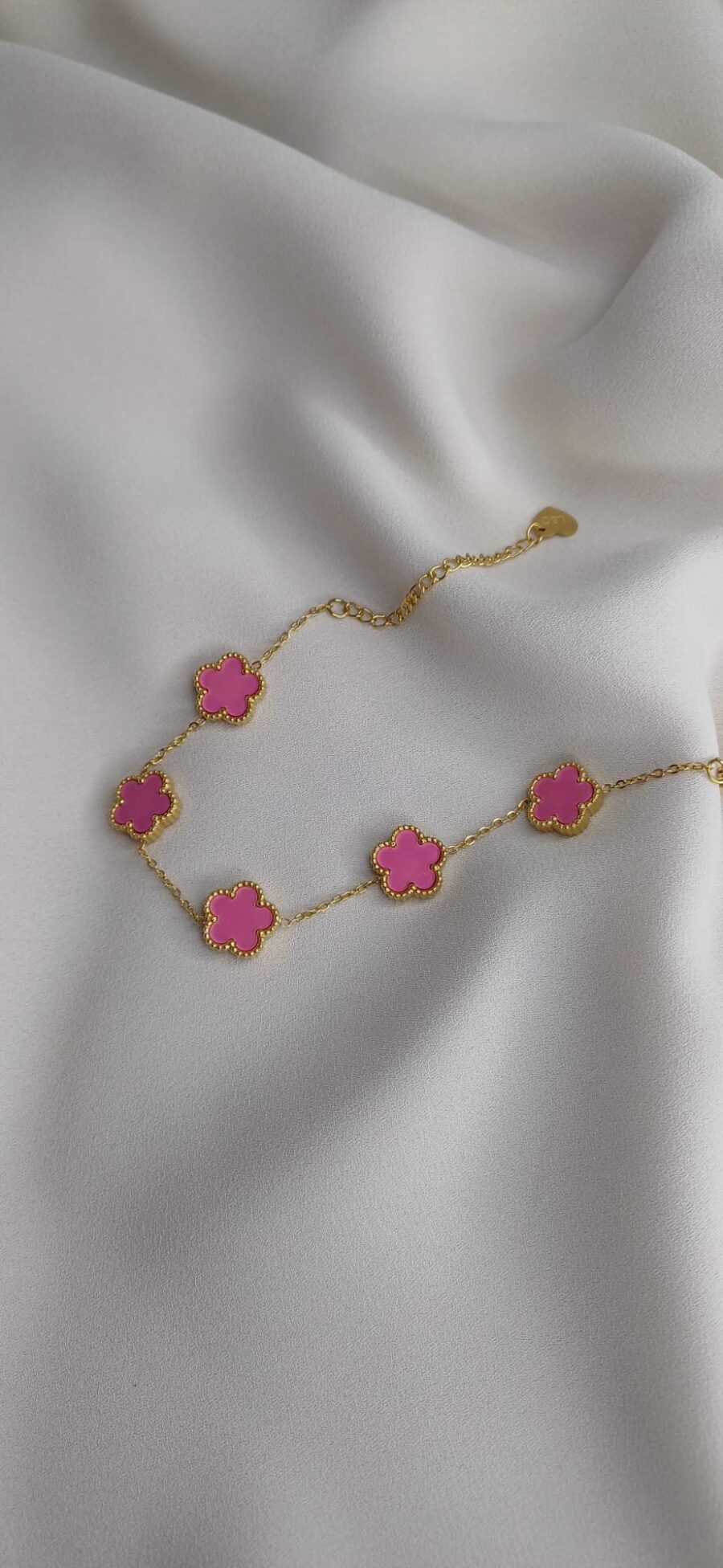 Bracciale color oro con ciondoli floreali rosa lucido, chiusura regolabile - immagine 2