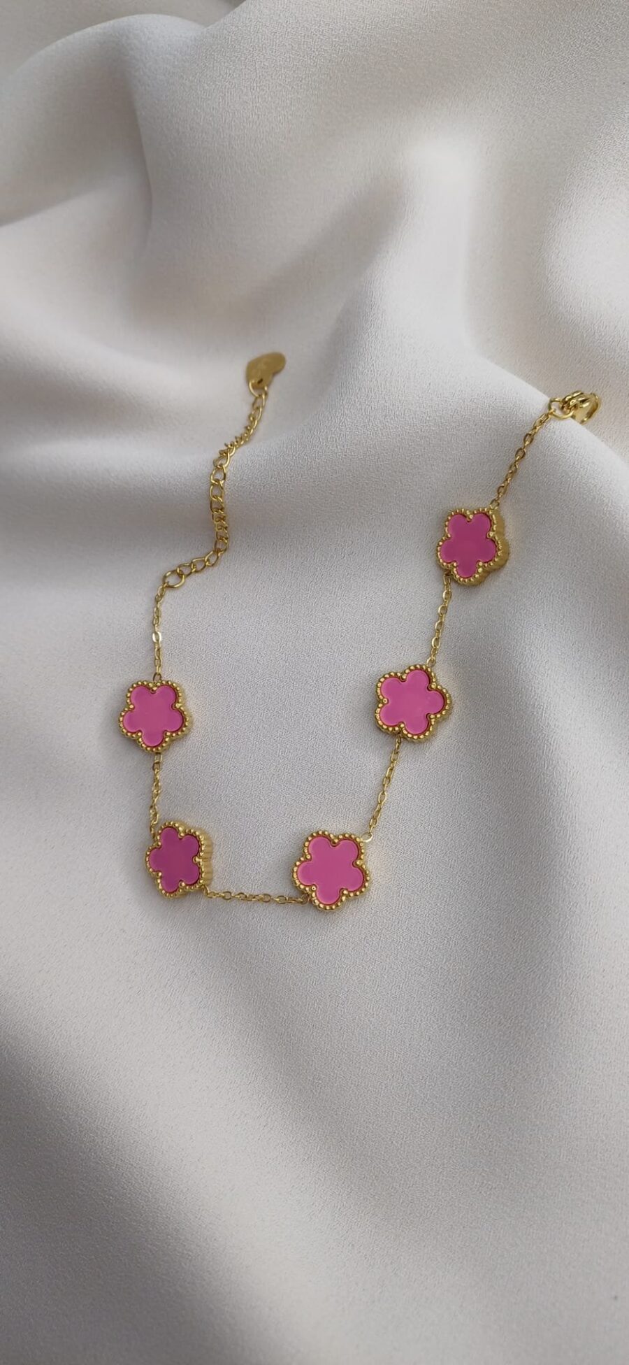 Bracciale color oro con ciondoli floreali rosa lucido, chiusura regolabile - immagine 3