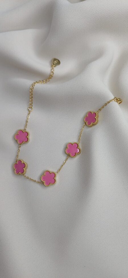 Bracciale color oro con ciondoli floreali rosa lucido, chiusura regolabile
