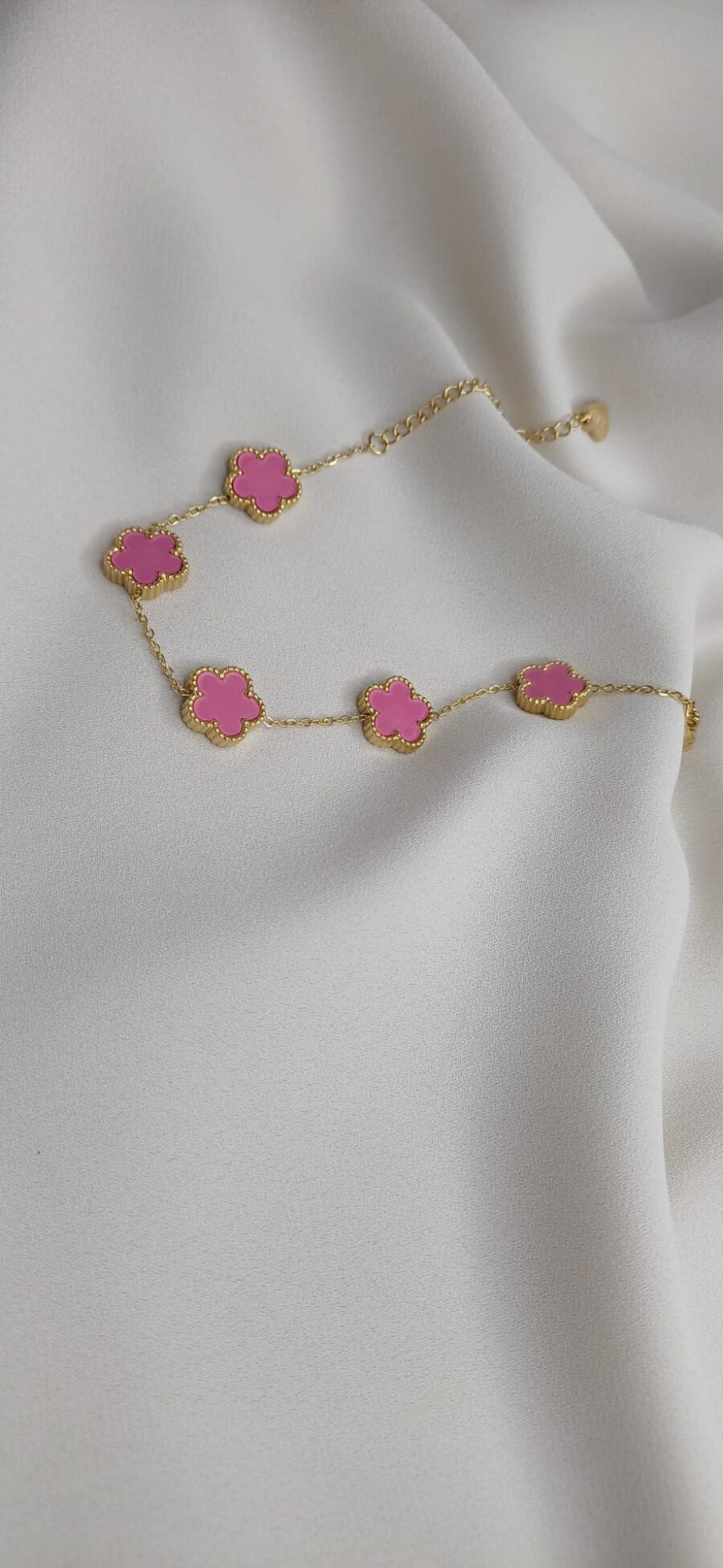 Bracciale color oro con ciondoli floreali rosa lucido, chiusura regolabile - immagine 4