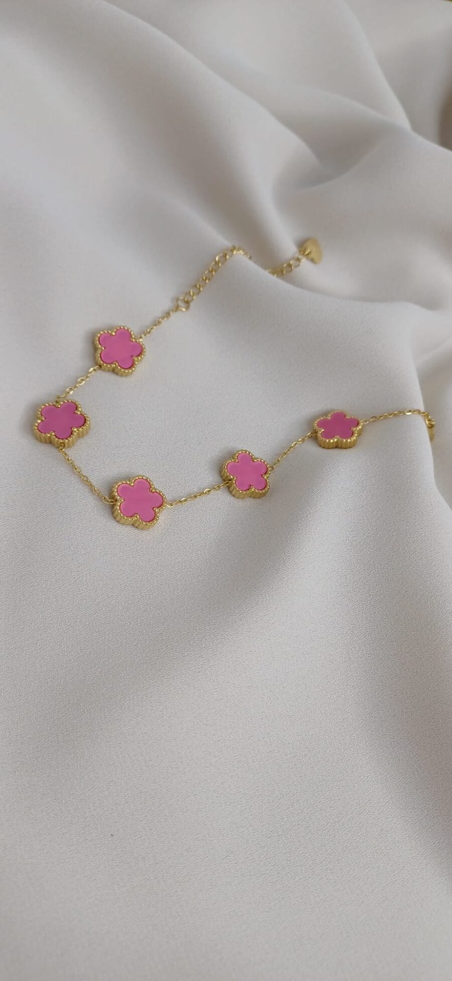 Bracciale color oro con ciondoli floreali rosa lucido, chiusura regolabile - immagine 5