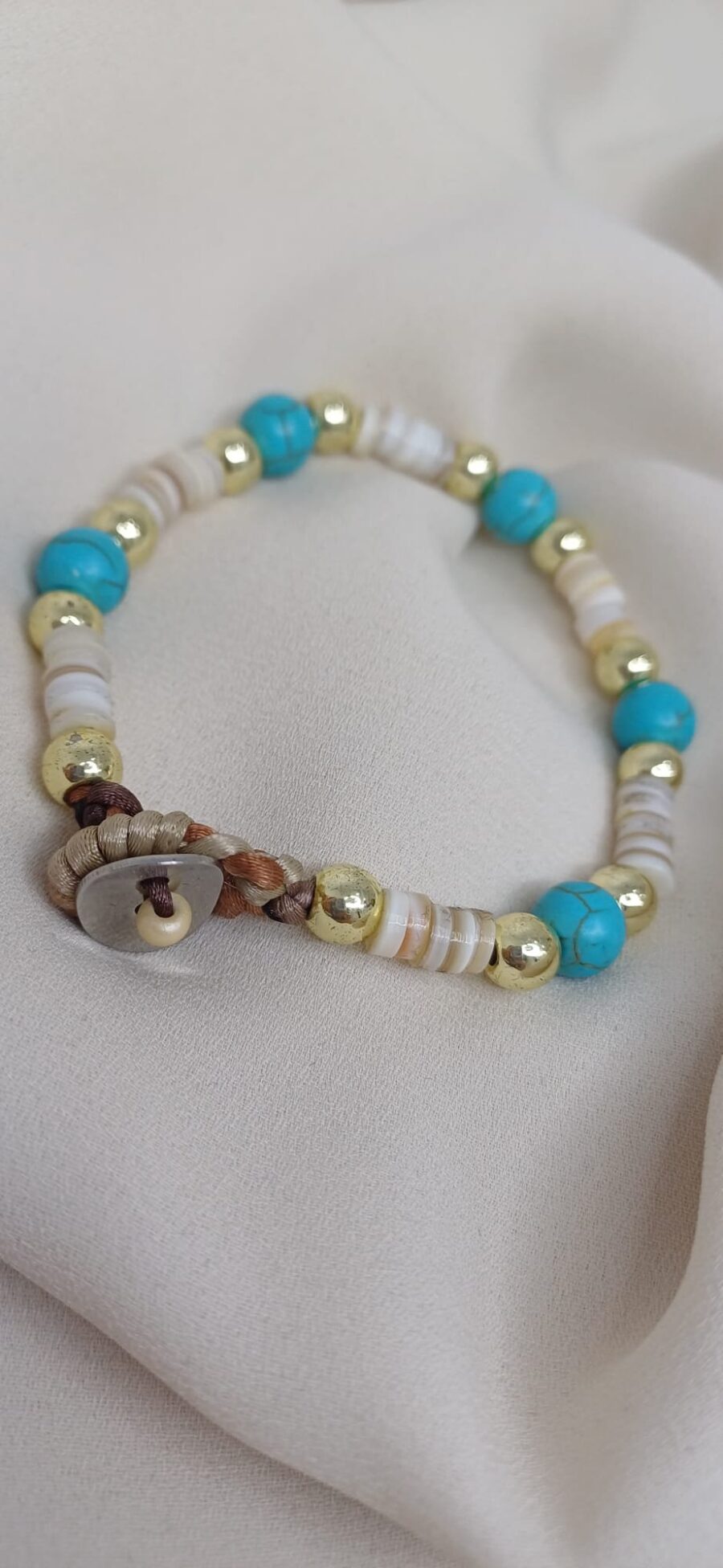 Bracciale artigianale in pietre colorate,chiusura fatta con un bottone decorativo e un filo intrecciato per l'asola - immagine 2