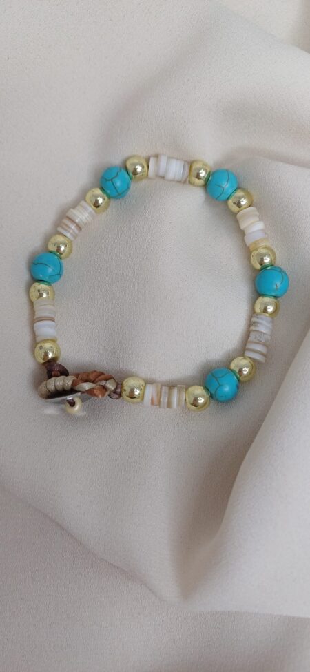 Bracciale artigianale in pietre colorate,chiusura fatta con un bottone decorativo e un filo intrecciato per l'asola