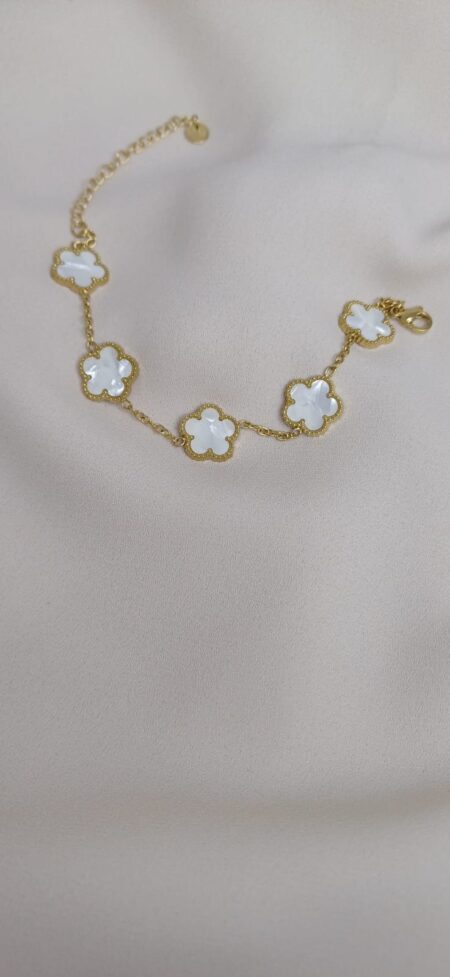 Bracciale color oro con ciodoli floreali bianco lucido, chiusura regolabile