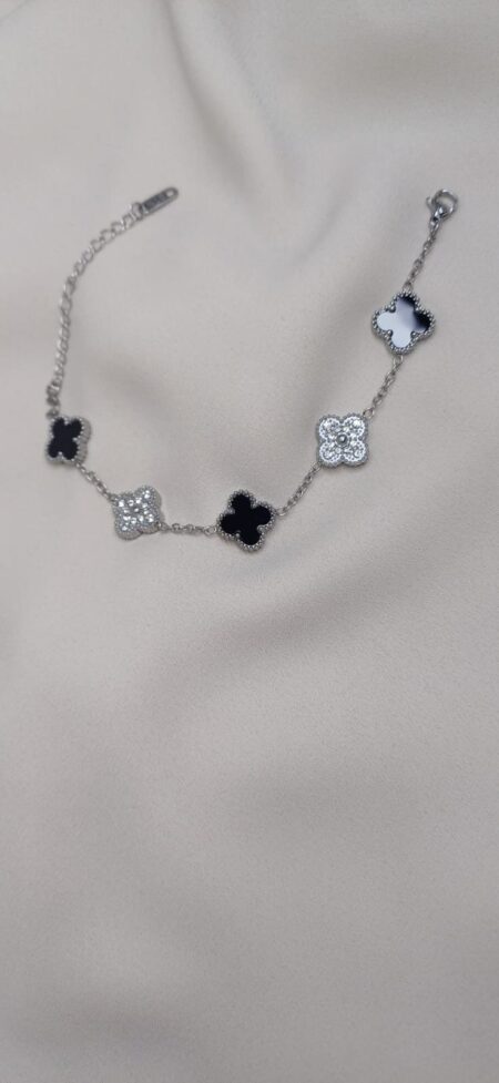Bracciale color argento con ciodoli floreali nero lucido ed argento, chiusura regolabile